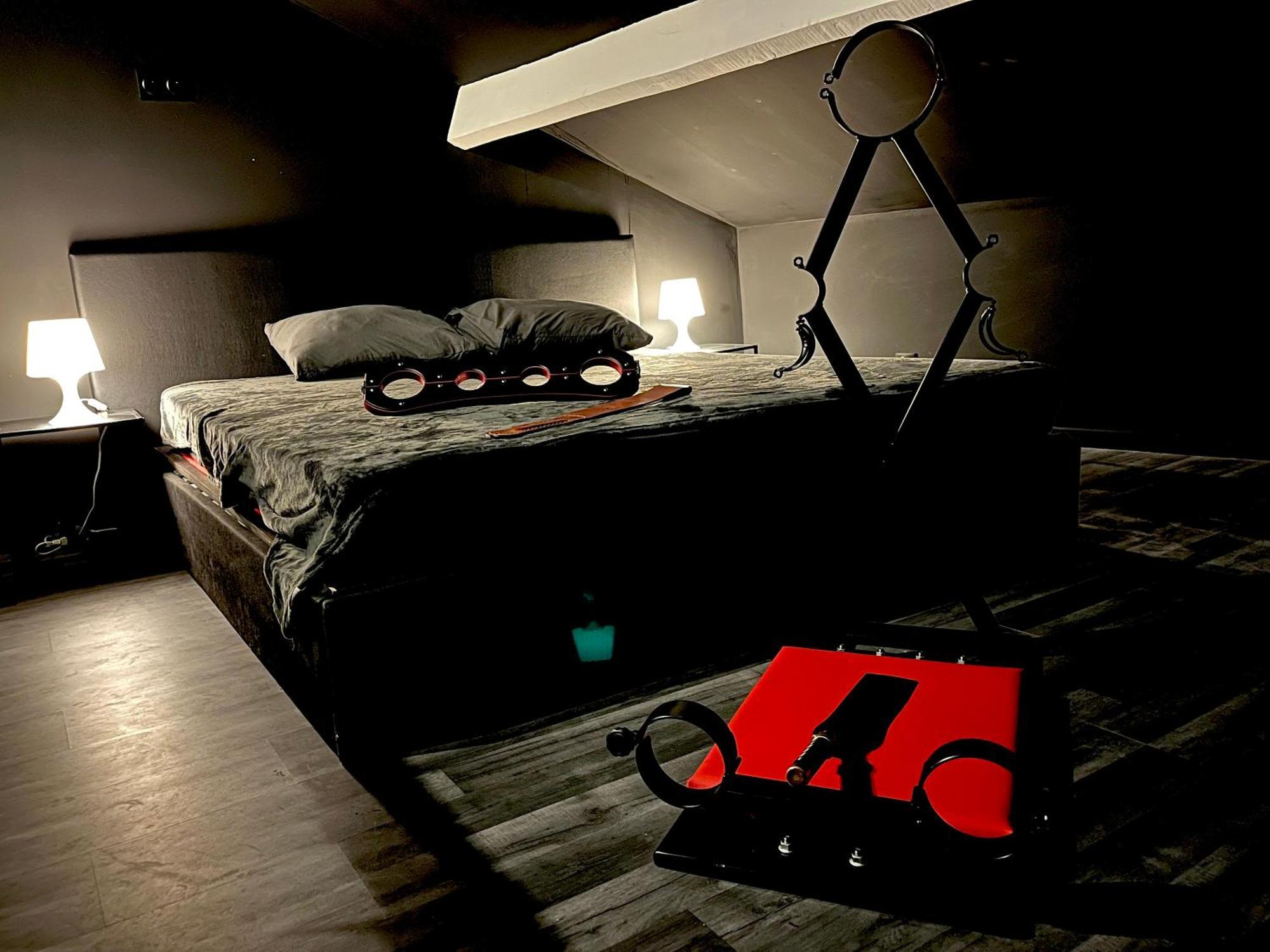 Amour D'Une Nuit, Loveroom Сарсел Екстериор снимка